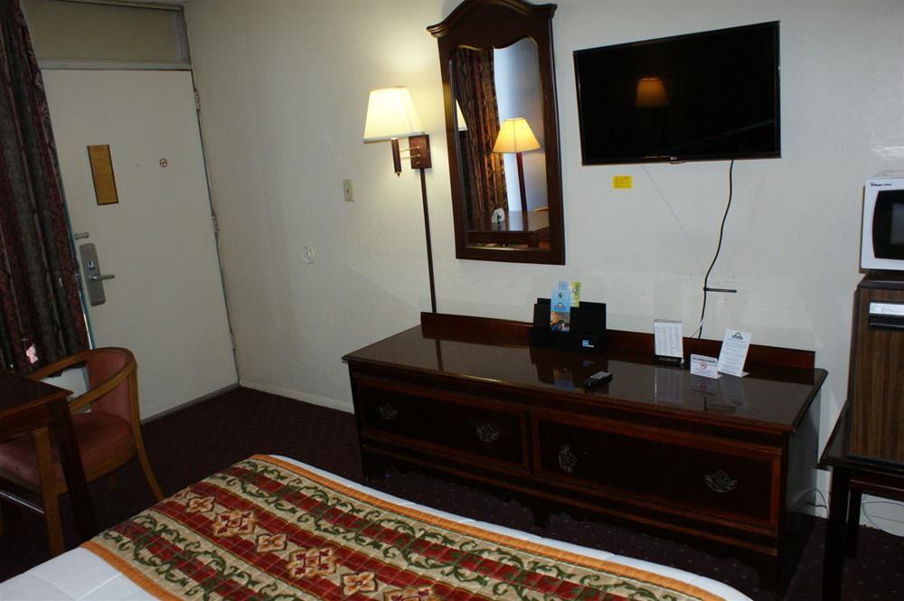 Days Inn By Wyndham Statesville Kültér fotó